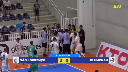 VÍDEO: Blumenau reclama agressão contra os atletas na partida diante do São Lourenço - Programa: Globo Esporte SC 