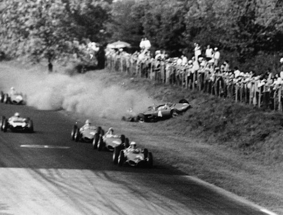 O momento em que a Ferrari de Von Trips atinge o barranco antes de voar sobre o público em Monza — Foto: Getty Images