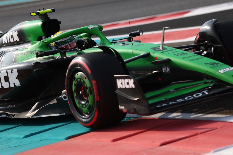 Gabriel Bortoleto no segundo treino livre para o GP de Abu Dhabi &mdash; Foto: Zak Mauger/LAT Images