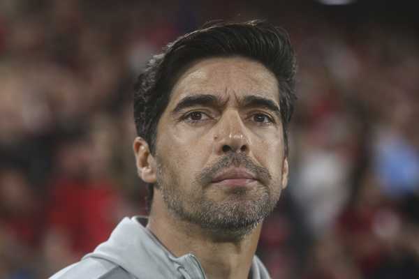 Abel inicia entrevista no Palmeiras com pedido de desculpas a jornalista.