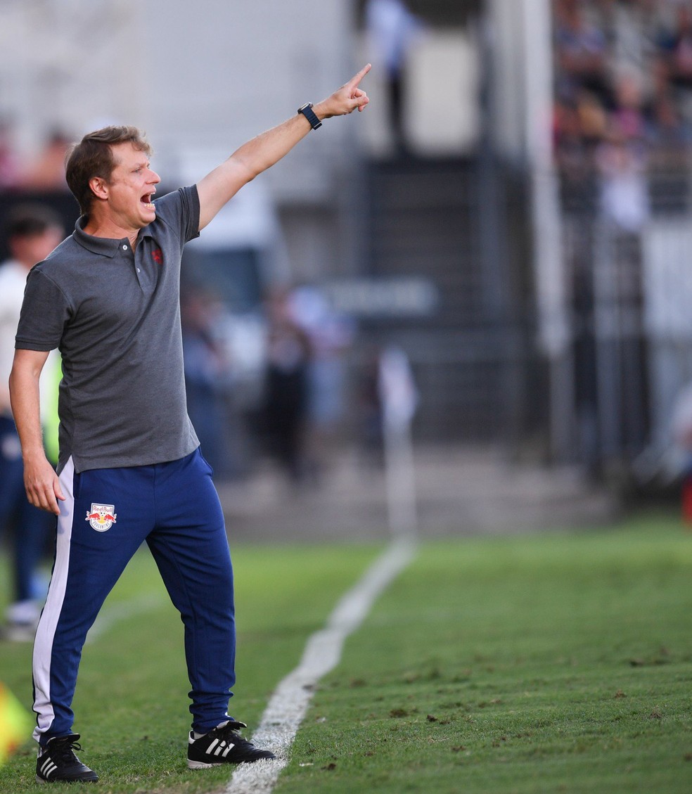 Técnico Fernando Seabra, do Bragantino, em partida contra o São Paulo — Foto: Ari Ferreira/Red Bull Bragantino