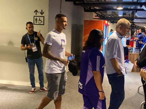 Reforço do Cruzeiro para 2024, Zé Ivaldo acompanha duelo com o Flamengo no Mineirão