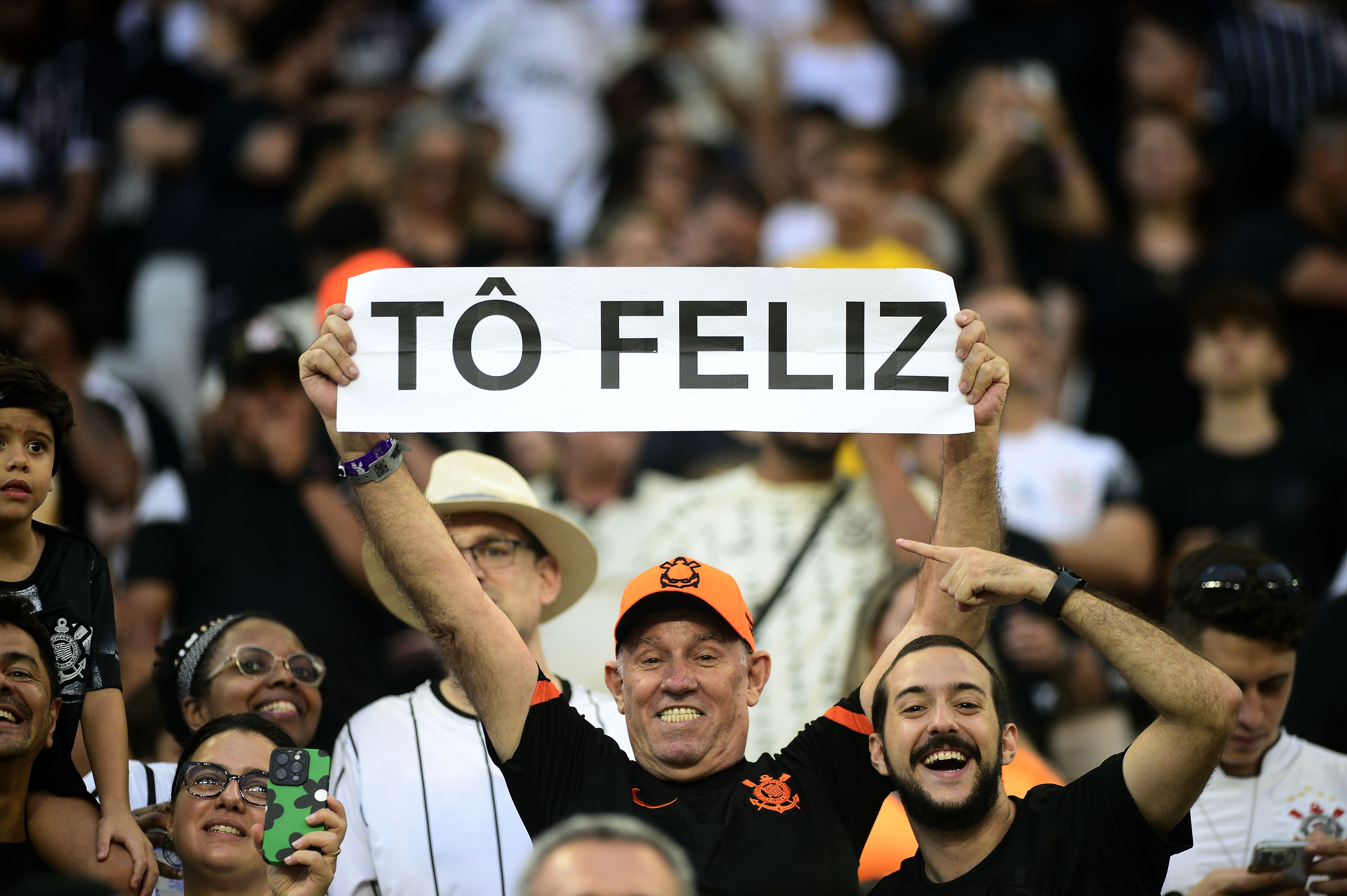 Corinthians recebe Barcelona-EQU com ingressos esgotados para membros do Fiel Torcedor.