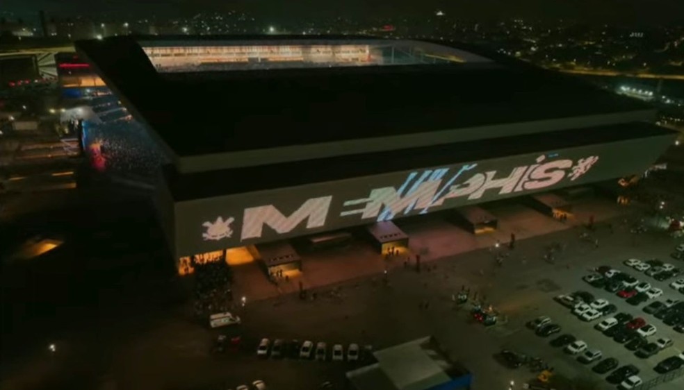 Telão externo da Neo Química Arena exibe nome de Memphis, novo atacante do Corinthians — Foto: Reprodução/Corinthians TV