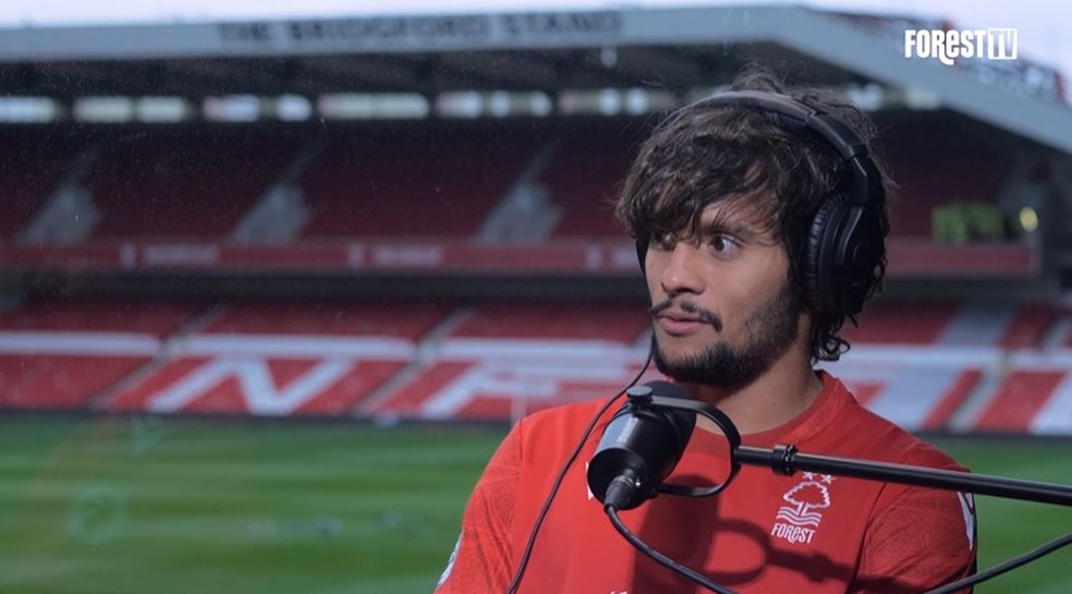 Gustavo Scarpa, ex-Palmeiras, em entrevista ao podcast do Nottingham Forest — Foto: Reprodução/YouTube