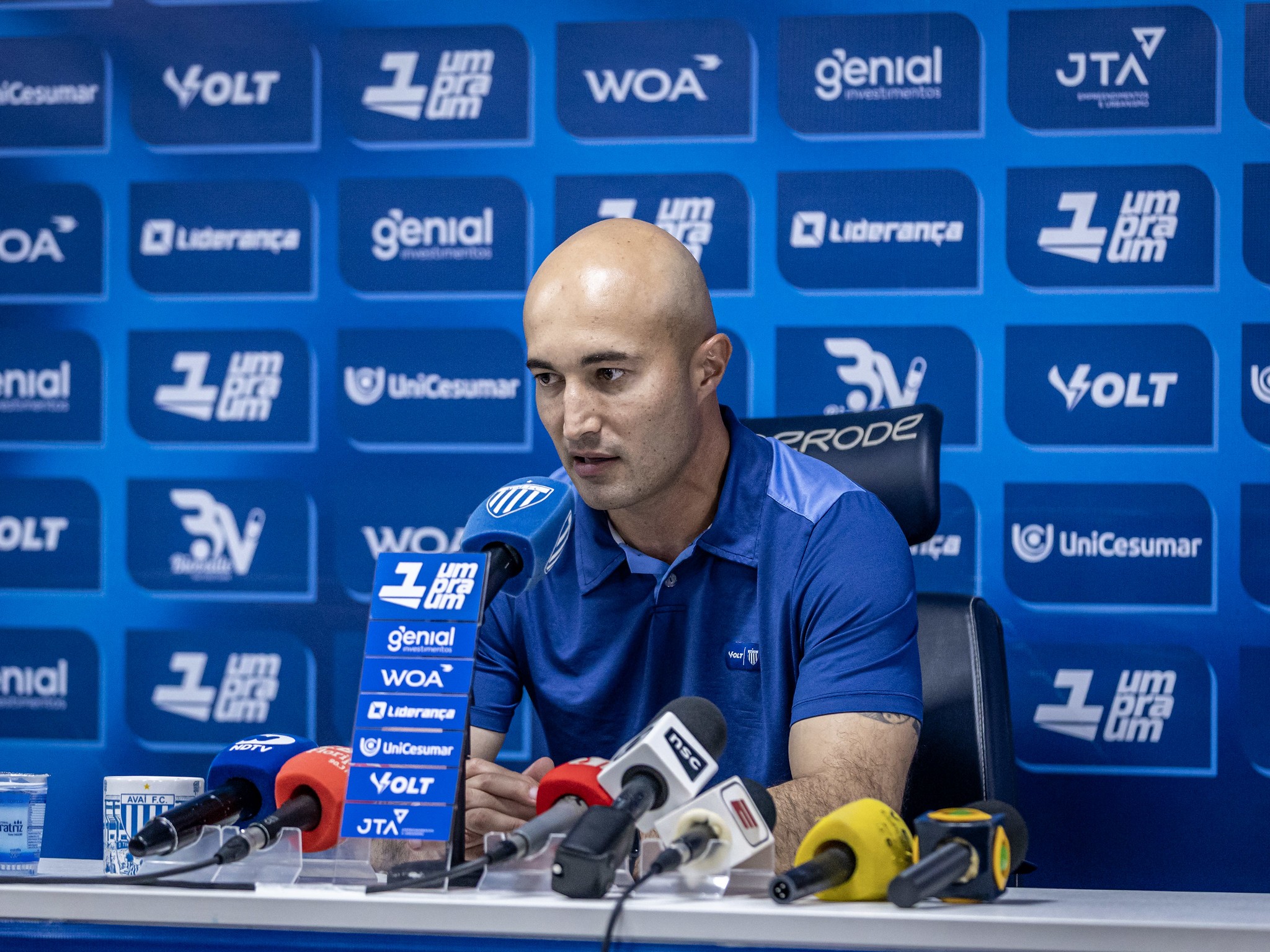 Técnico do Avaí pede “evolução” após mais uma expulsão de atleta na Série B