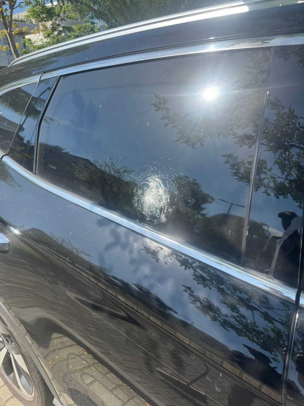 Carro de Rossi, do Flamengo, após ser alvo de tiros — Foto: Divulgação