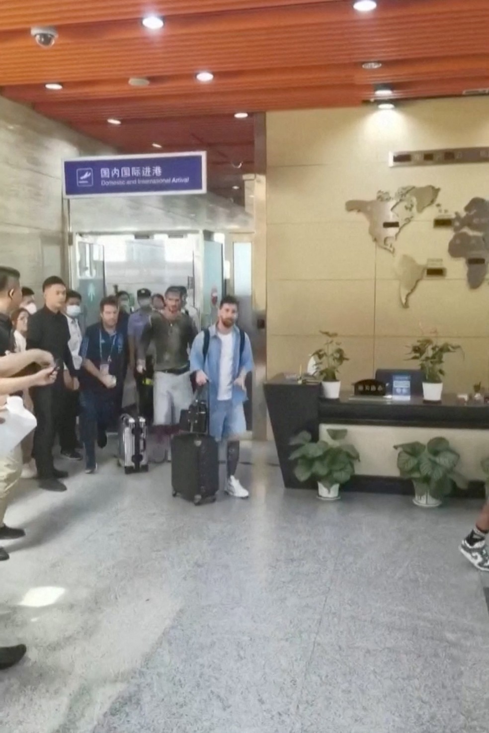 Messi desembarca no aeroporto de Pequim para amistoso da Argentina na capital chinesa &mdash; Foto: REUTERS