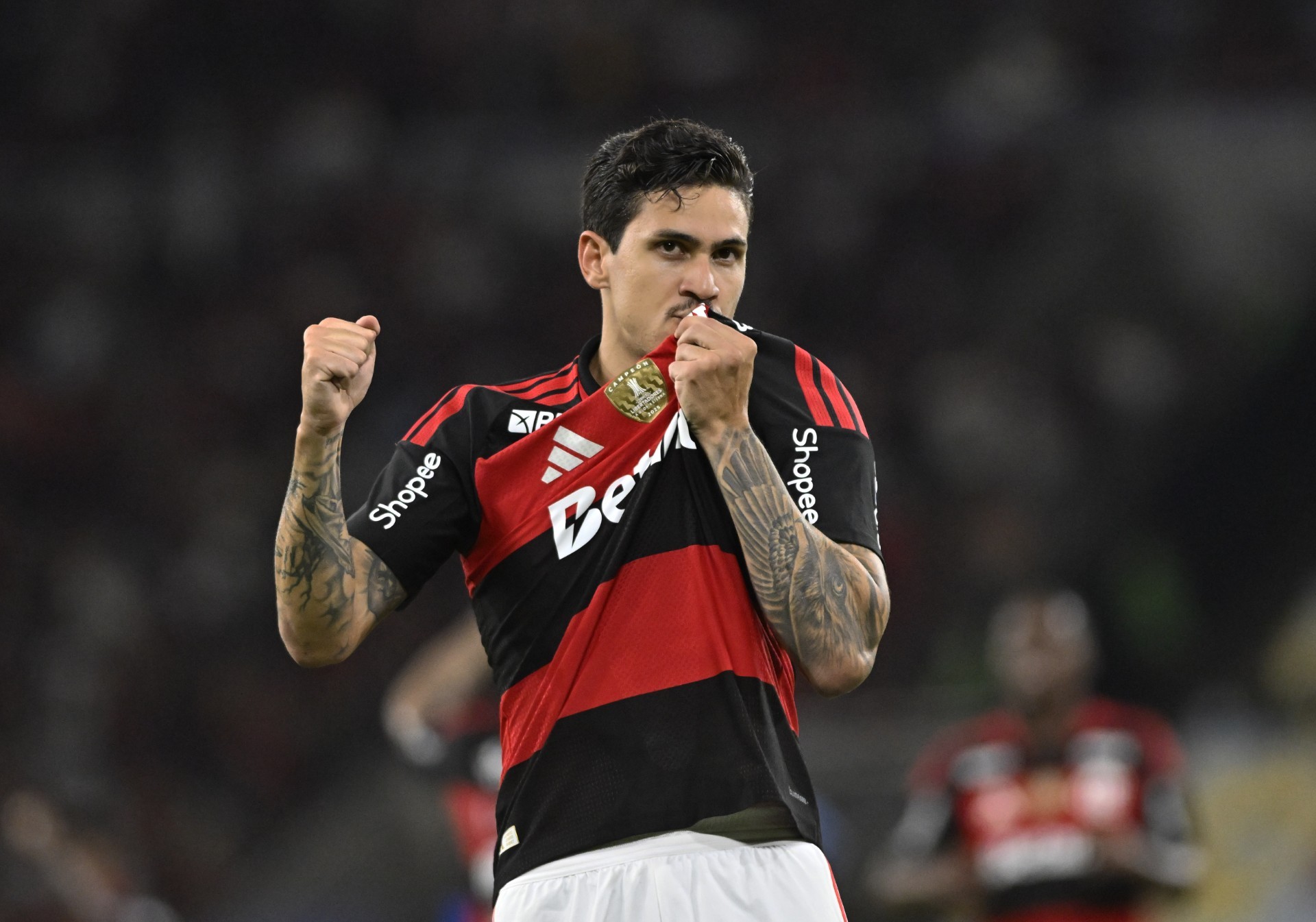 Pedro volta a marcar em goleada e reacende disputa na Seleção