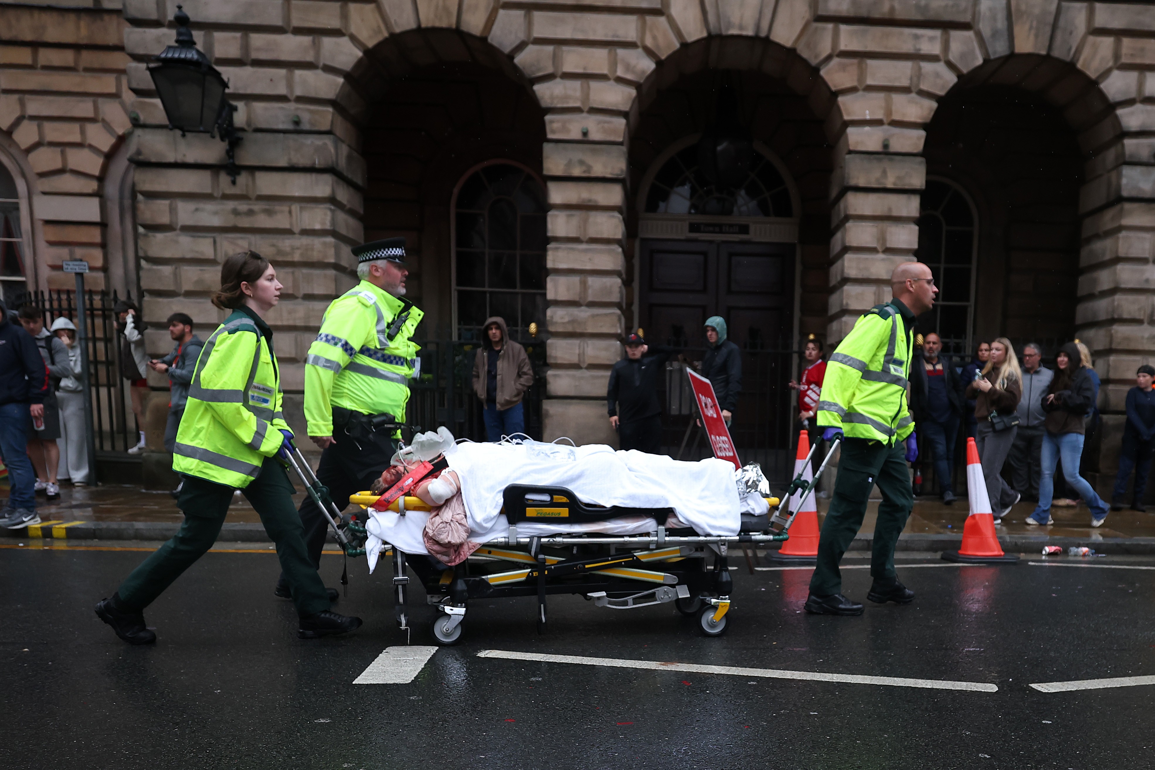 Atropelamento durante comemoração do Liverpool deixa quatro gravemente feridos
