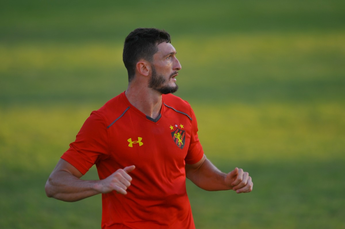 Sander treina e vai seguir viagem com Sport para 