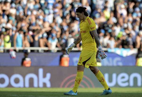 Cássio relaciona vaias no Cruzeiro com expectativa sobre reforços e critica críticos