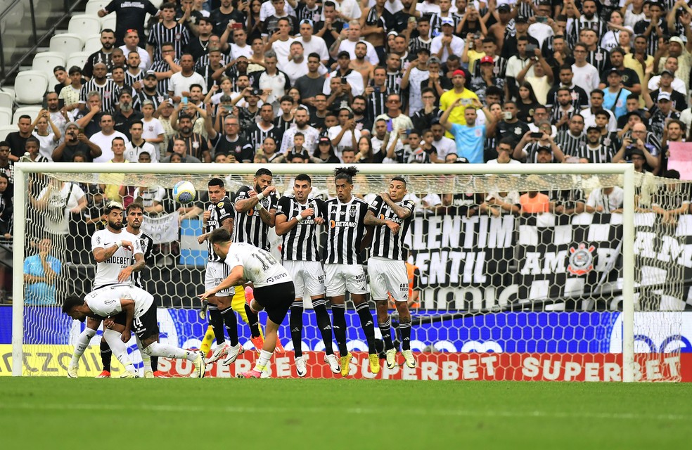 Corinthians acertou apenas um bola o alvo no primeiro tempo em falta cobrada por Garro — Foto: Marcos Ribolli