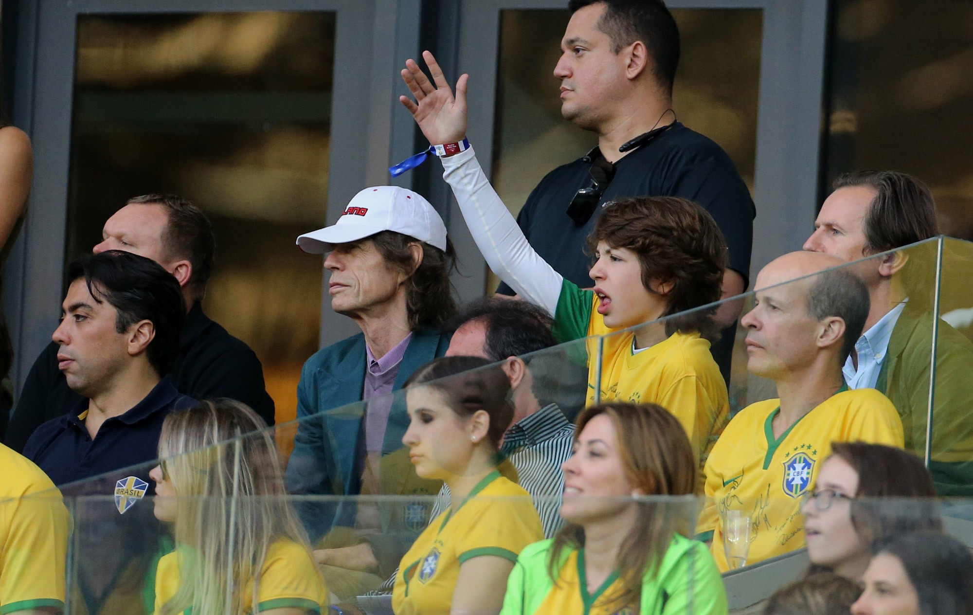 Mick Jagger recepciona delegação da Grã-Bretanha e é tietado por ...