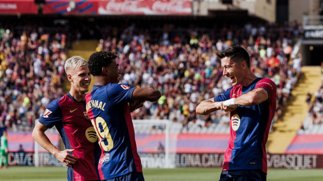 Dani Olmo, Lamine Yamal e Lewandowski comemoram gol do Barcelona sobre o Valladolid
