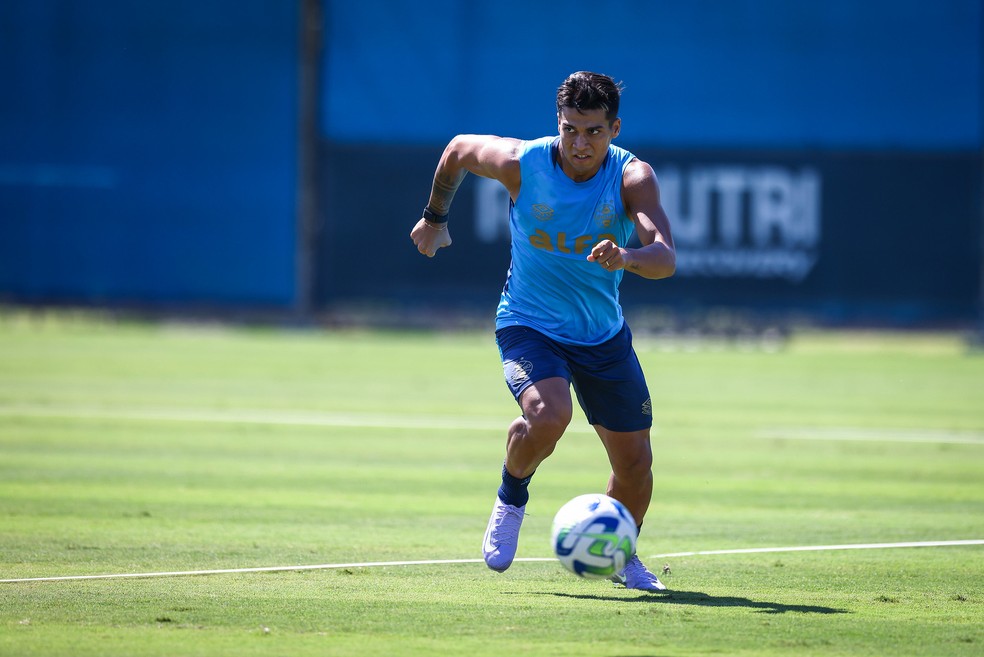 Arezo em treino do Grêmio — Foto: Lucas Uebel/Divulgação Grêmio