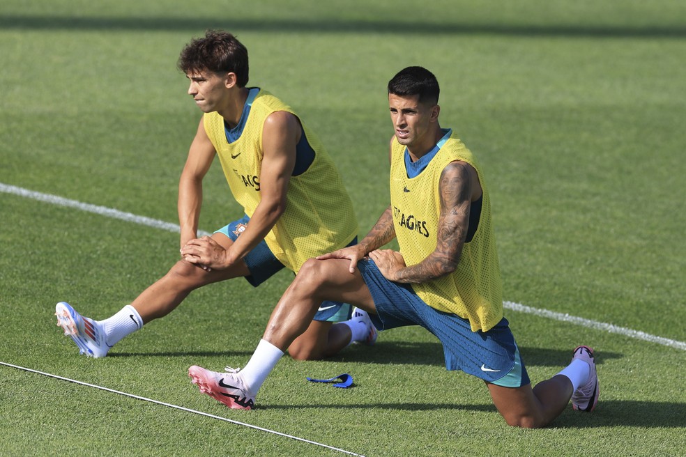 João Félix e João Cancelo, em treino de Portugal antes do amistoso com a Finlândia — Foto: Antonio Cotrim/EFE