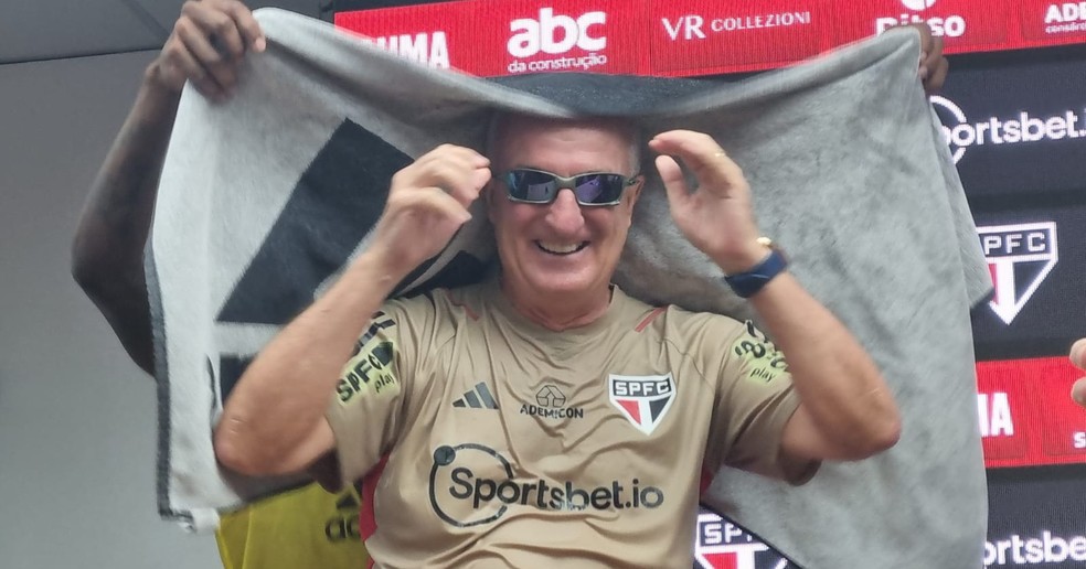 Dorival Júnior de óculos escuros na comemoração do título do São Paulo — Foto: José Edgar de Matos