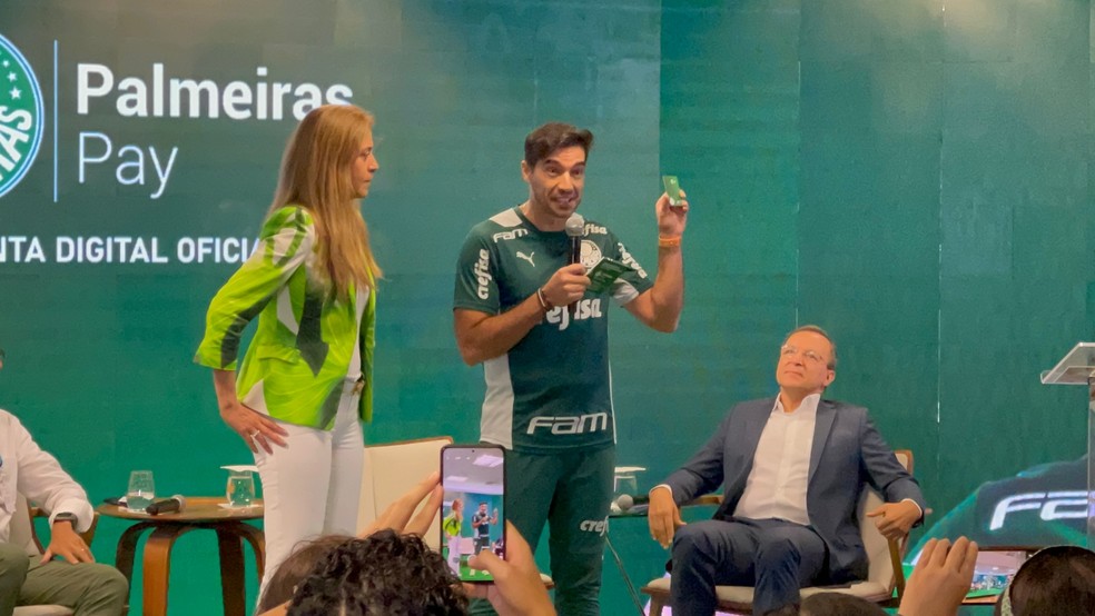Leila Pereira e Abel Ferreira durante lançamento do Palmeiras Pay — Foto: Thiago Ferri