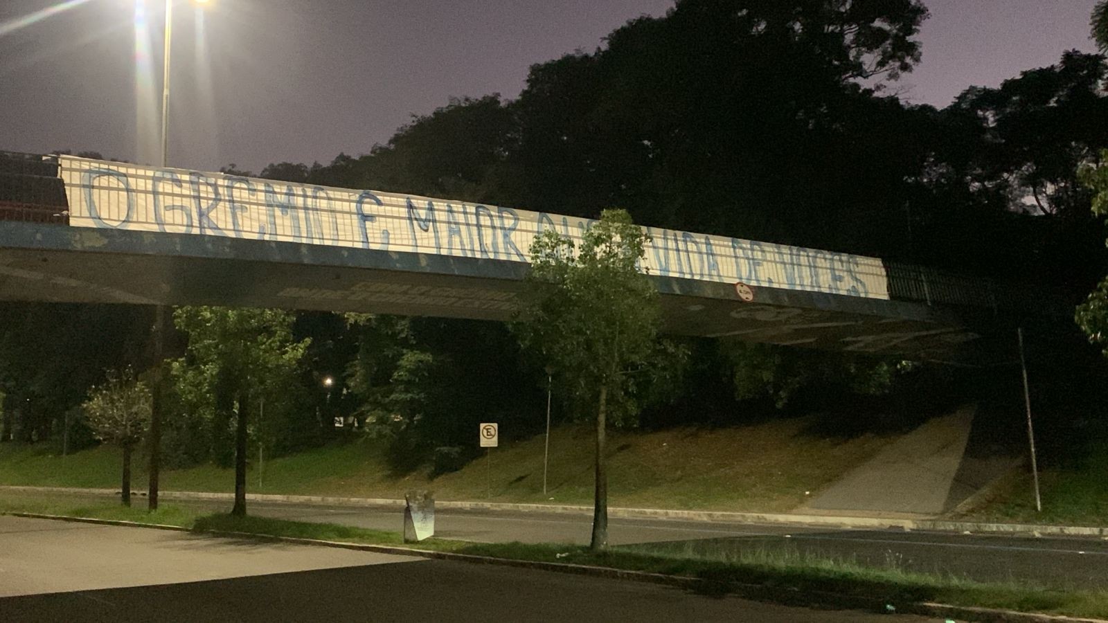 Torcedores do Grêmio manifestam insatisfação após derrota para o Mirassol e demissão de Quinteros