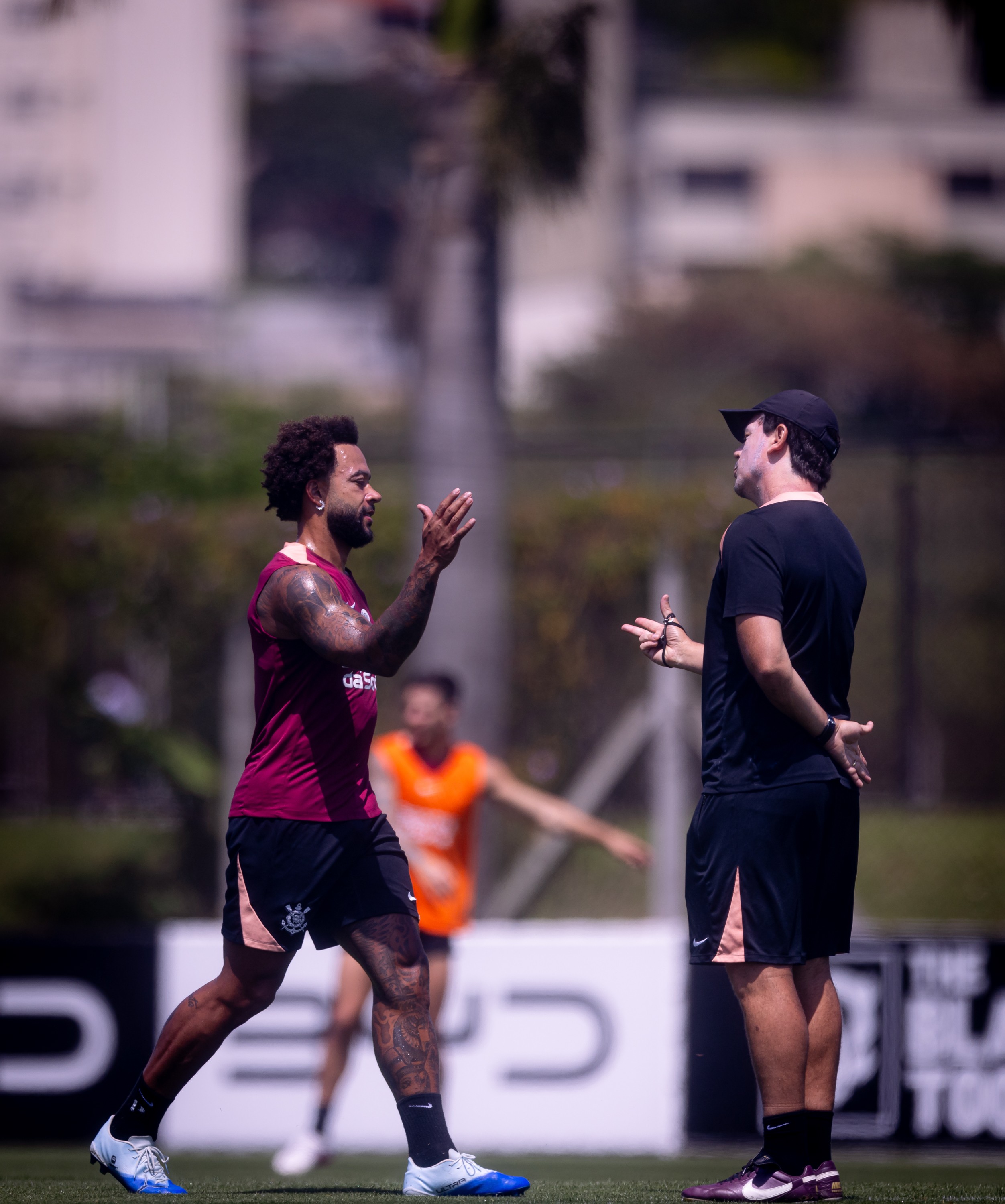 Matheus Bidu volta a ficar fora de treino do Corinthians e faz trabalhos na parte interna do CT