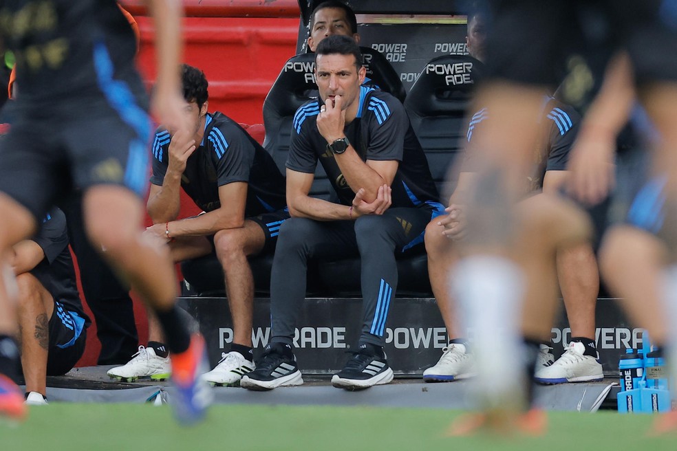 Lionel Scaloni em treinamento da Argentina antes de enfrentar o Brasil — Foto: Efe