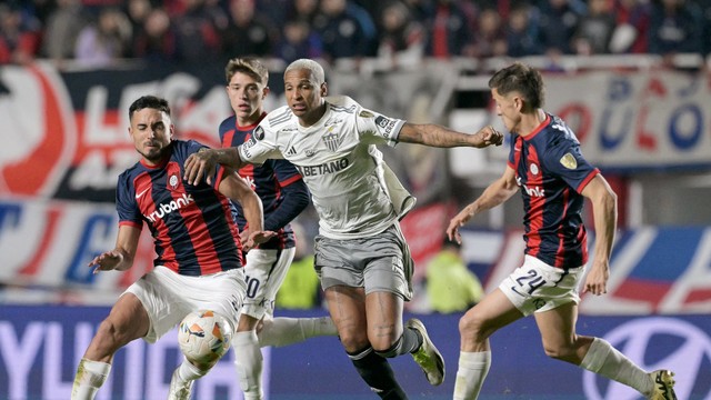 Deyverson em ação pelo Atlético-MG contra o San Lorenzo