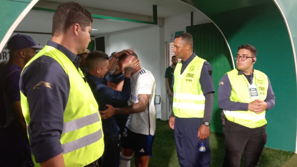 D'Alessandro comemora vitória com Robert em Goiânia — Foto: Gabriel Duarte