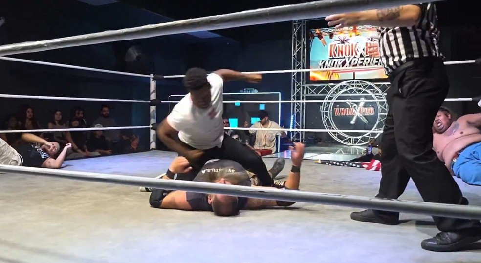 Raja Jackson agride lutador descordado em ringue &mdash; Foto: Reprodu&ccedil;&atilde;o