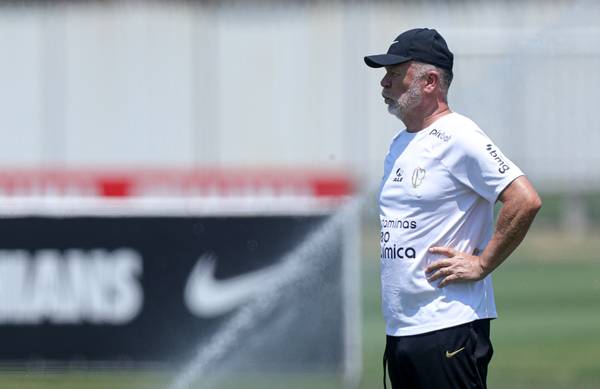 Corinthians abre a semana com mais um treino de posse de bola e marcação no ataque