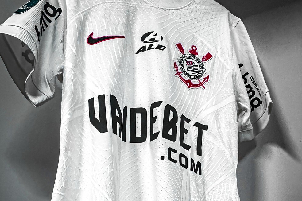 Camisa do Corinthians no vestiário da equipe ainda com patrocínio da VaideBet — Foto: Rodrigo Coca / Ag.Corinthians