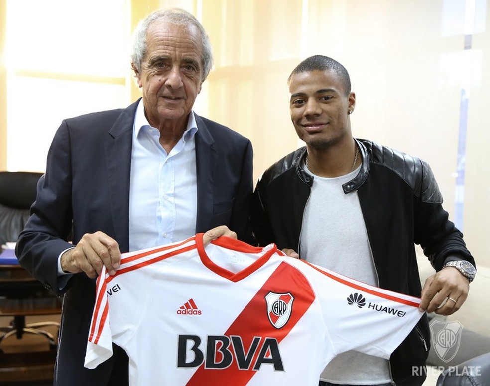 De La Cruz em sua chegada ao River Plate em 2017 — Foto: Divulgação / River Plate