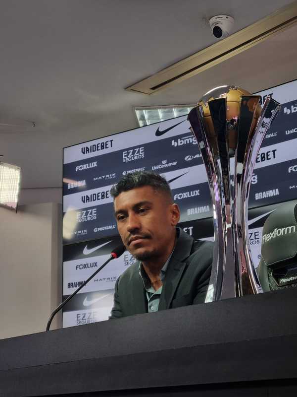 Paulinho se emociona ao explicar decisão de não renovar com Corinthians.