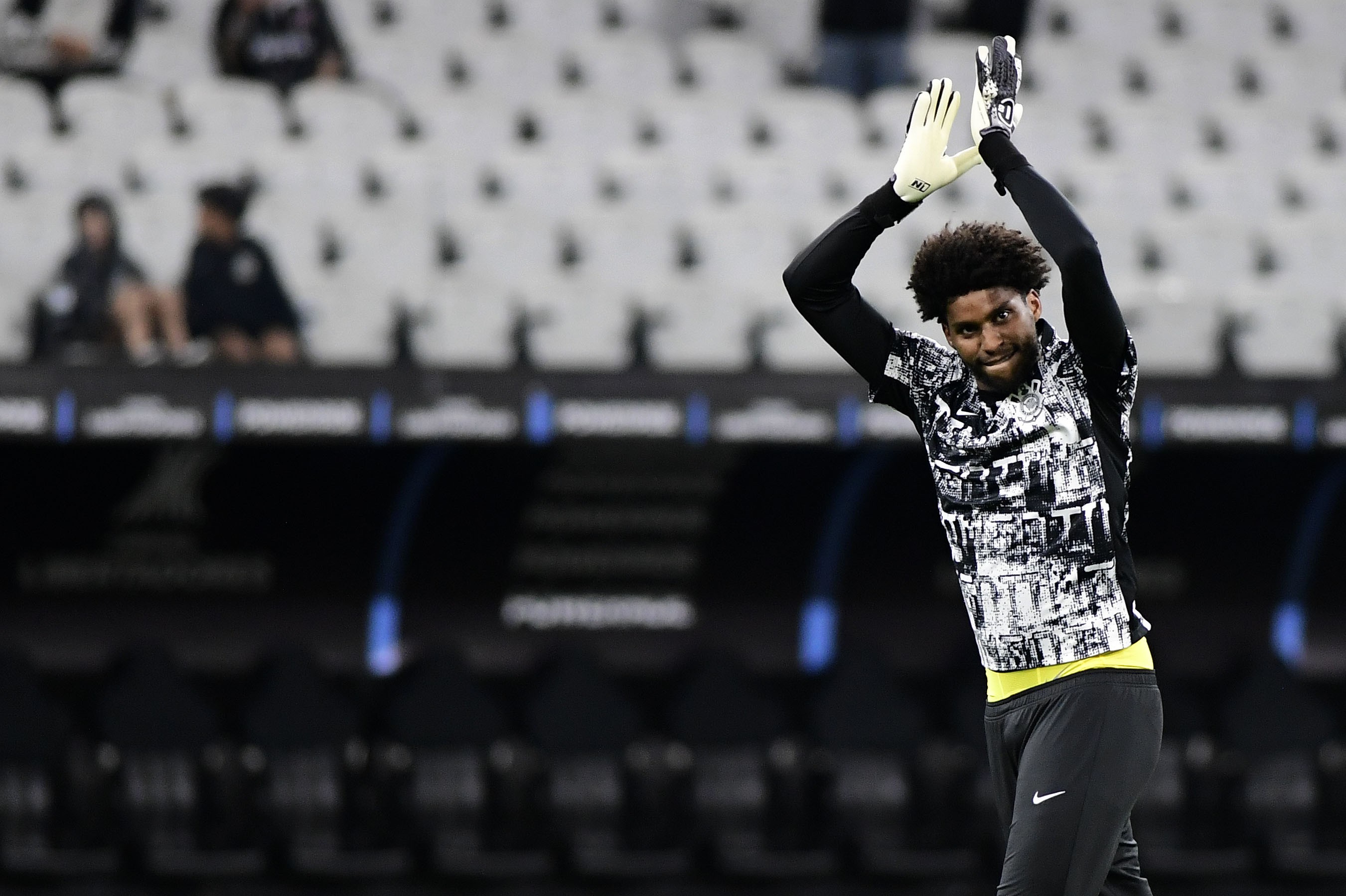 Não é só Yuri Alberto: Corinthians também tem acordo com Hugo Souza para negociação