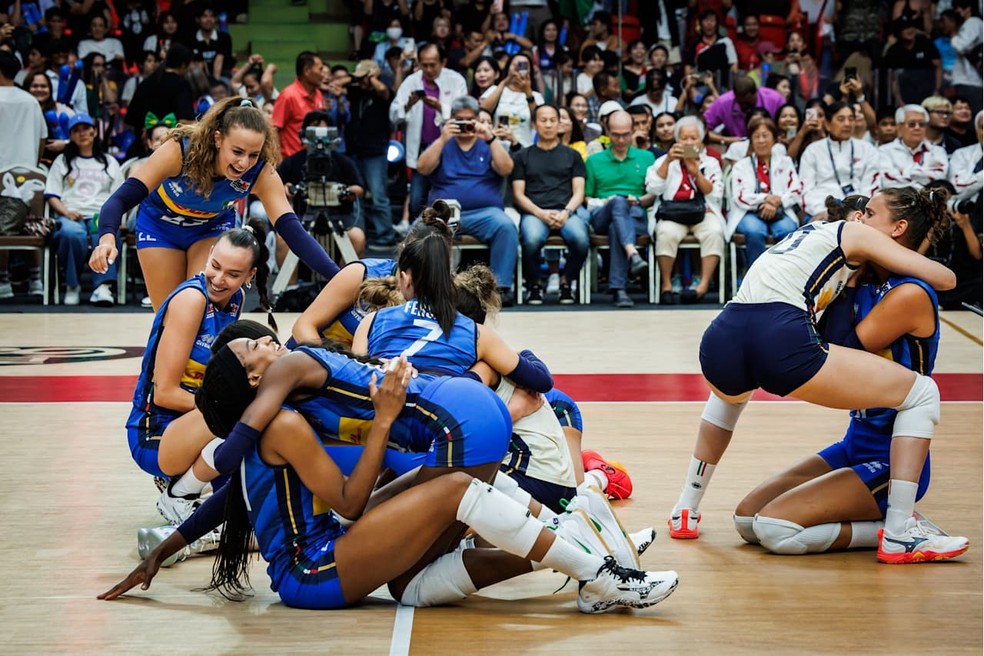 Júlia Bergmann chora após derrota na semi, enquanto italianas fazem a festa pela classificação
