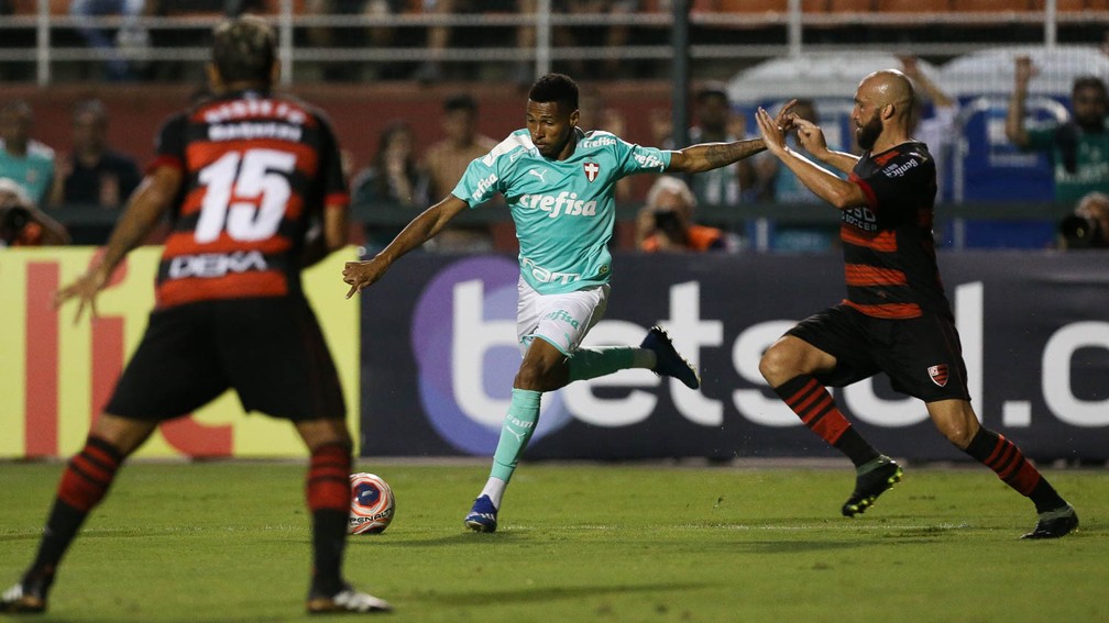 Dismetria (e alegria) nas pernas: Wesley cresce no Palmeiras e sonha com  Libertadores, palmeiras