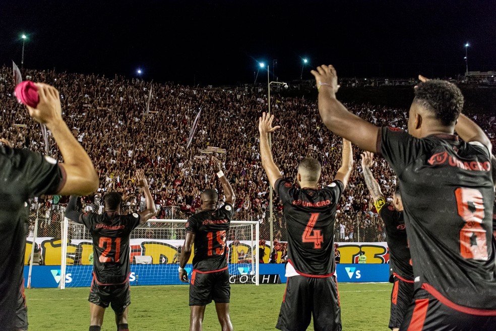Jogadores do Vitória celebram triunfo com torcedores no Barradão — Foto: Victor Ferreira / EC Vitória / Divulgação