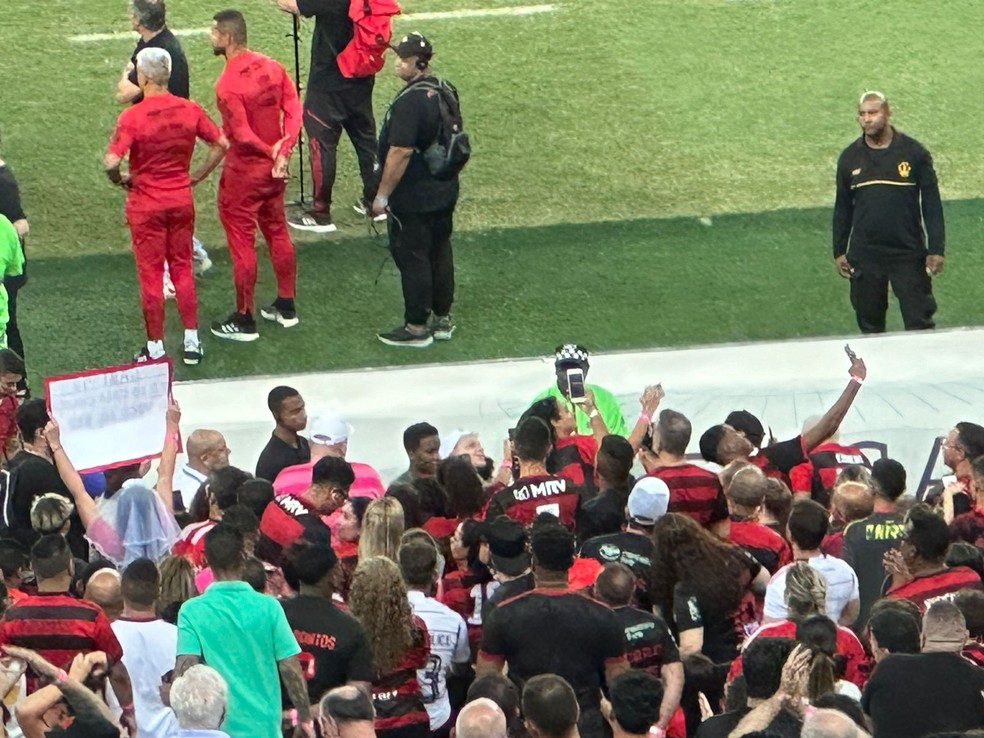 Endrick, do Palmeiras, é tietado por torcedores do Palmeiras — Foto: Emilio Botta