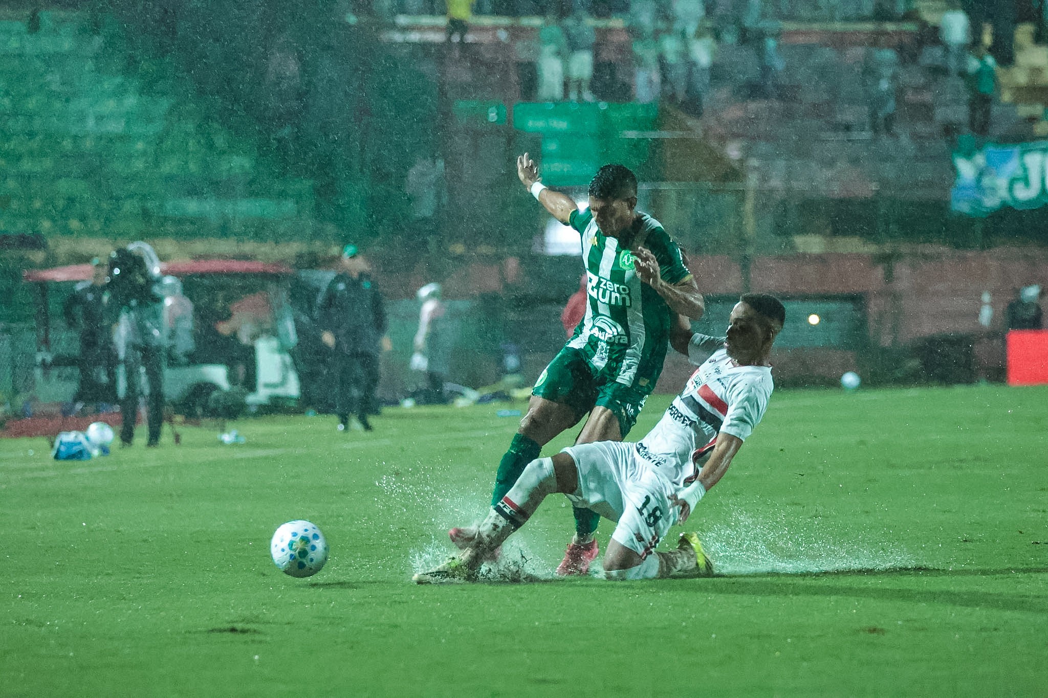 Chapecoense Sucumbe Diante do São Paulo e Liga Alerta para Ajustes Defensivos