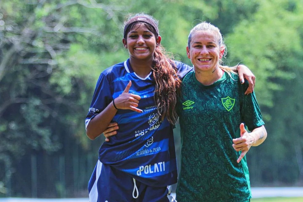 Ingridy, do Araruama, em amistoso contra o Fluminense