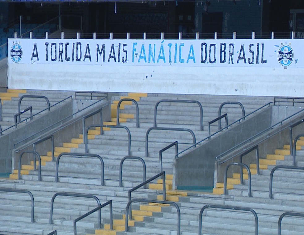 Parede separa torcida de espaço onde seria construído restaurante — Foto: Reprodução / RBS TV