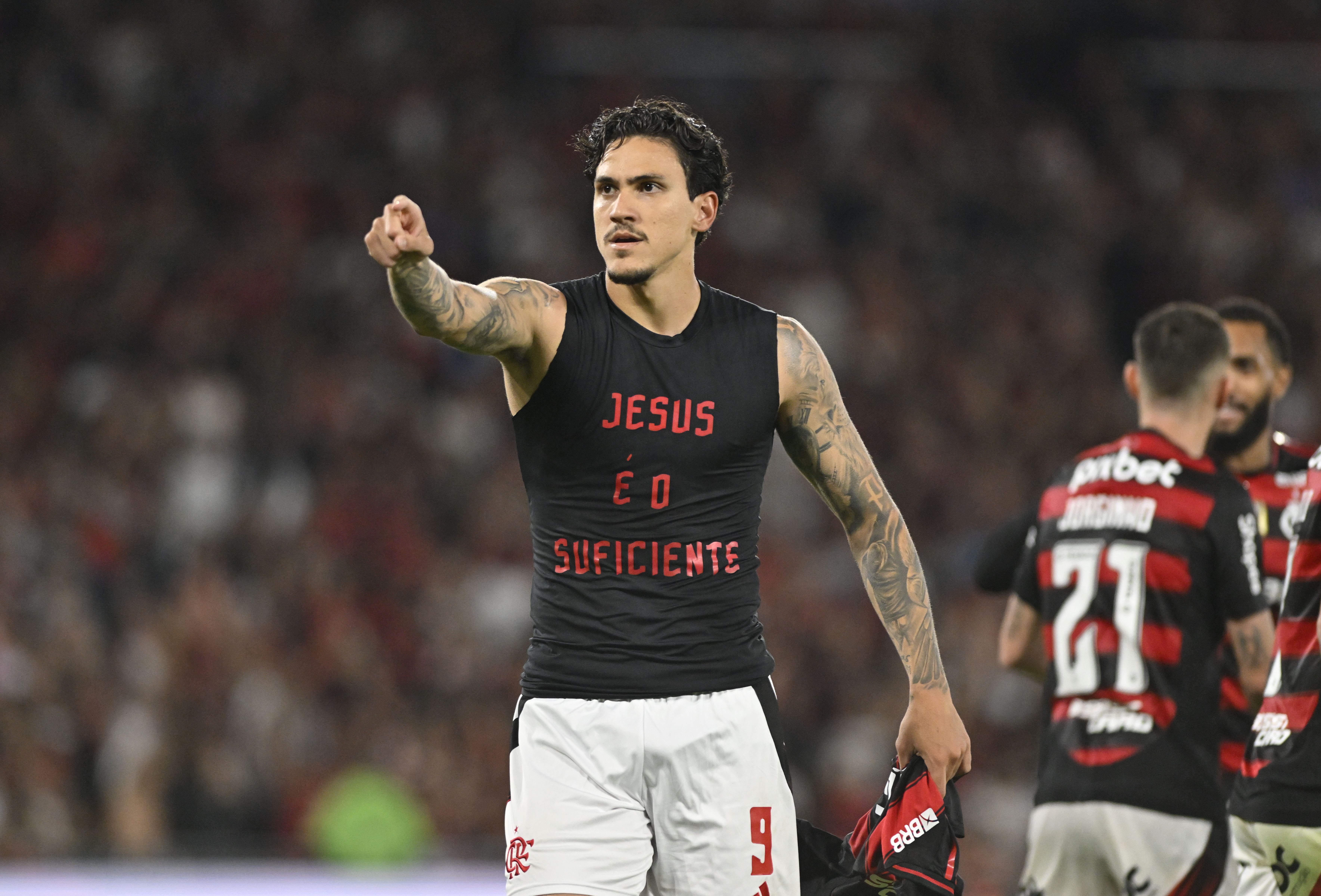 Pedro comemora gol e dá recado a dirigente do Flamengo: 