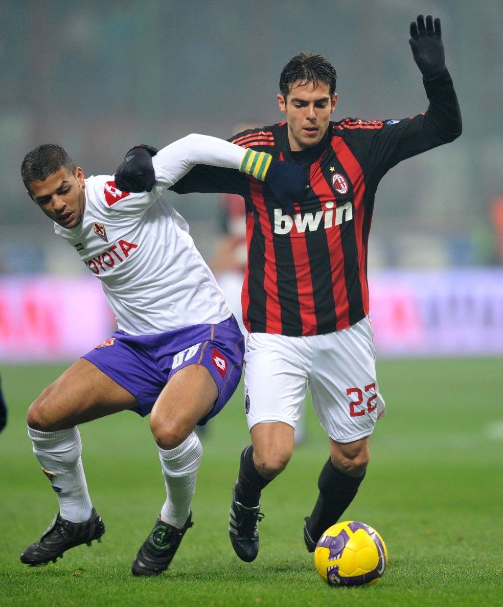 Felipe Melo, pela Fiorentina, contra Kaká, no Milan — Foto: Getty Images