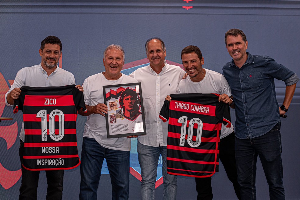Zico com o filho Thiago, ex-meia do Flamengo, e Vitor Zanelli (VP da base), Carlos Noval (gerente da base e transição) e Luiz Carlos (gerente de futebol profissional do Flamengo)