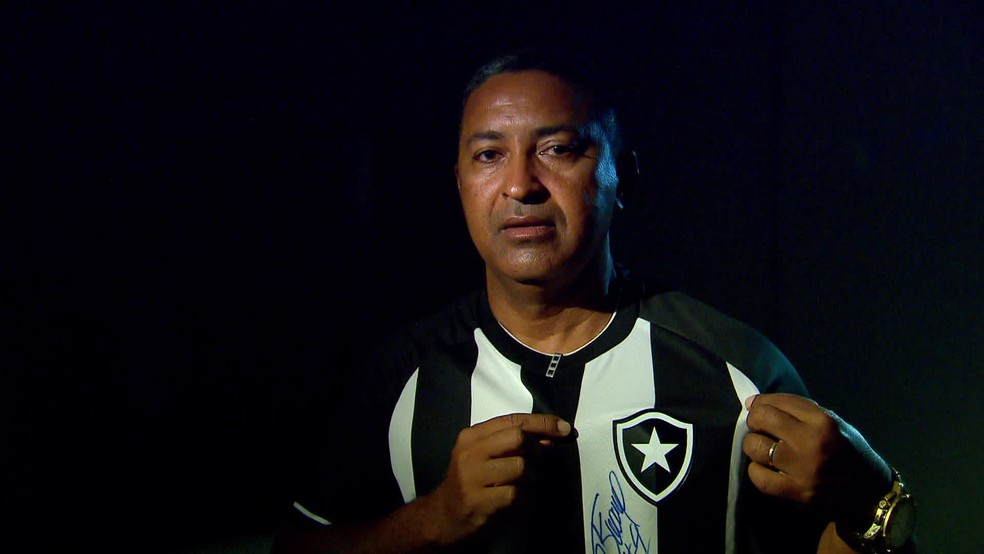 Nildo Lima, torcedor do Fla e 1º treinador de Tiquinho, veste com orgulho a camisa do Botafogo — Foto: Jota Júnior