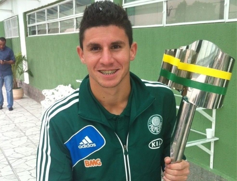 João Denoni exibe a taça da Copa do Brasil 2012 — Foto: Soares Futebol 10