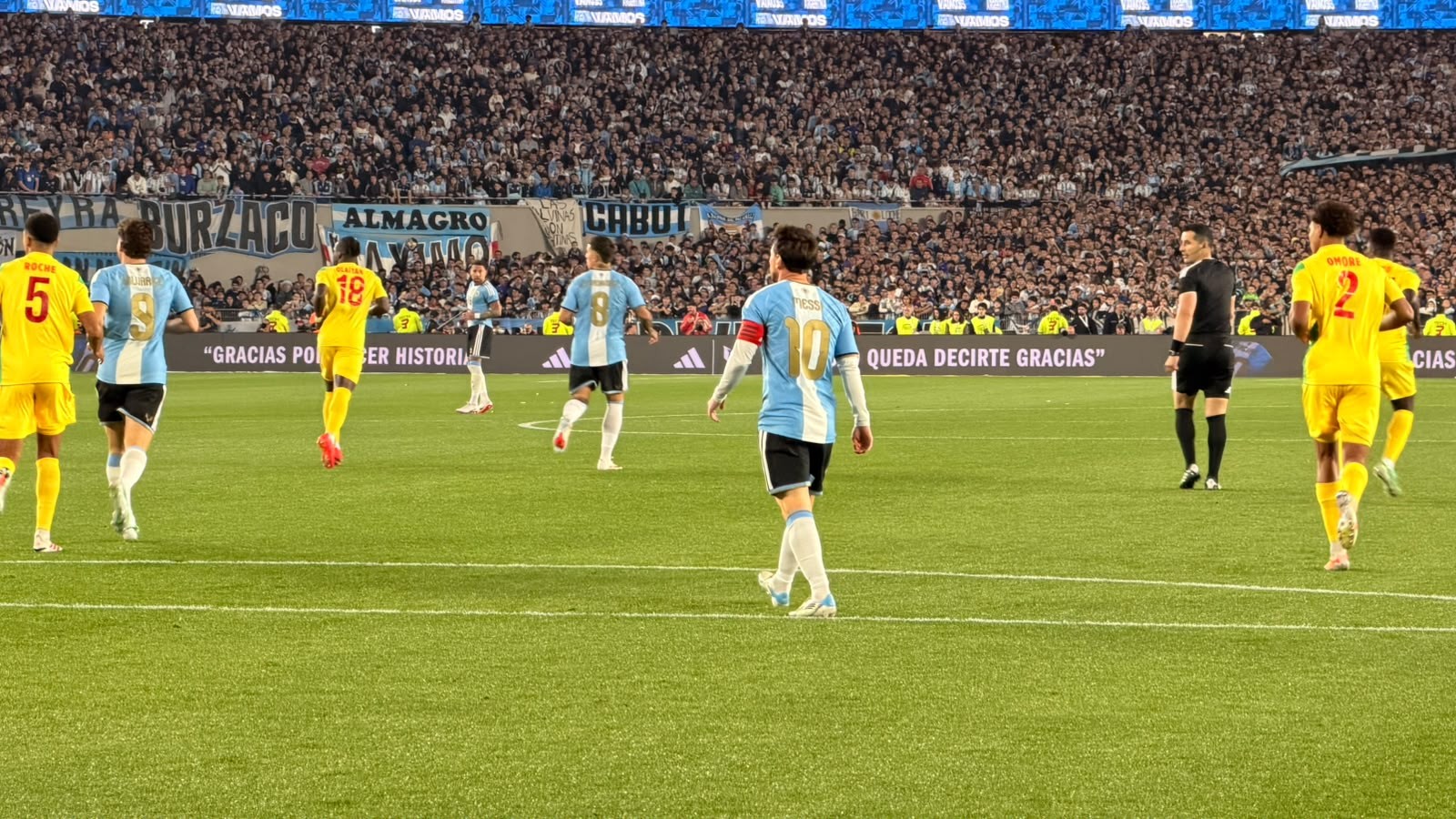 Técnico do Benim reclama em despedida de Messi: "Não nos deram nem uma foto"