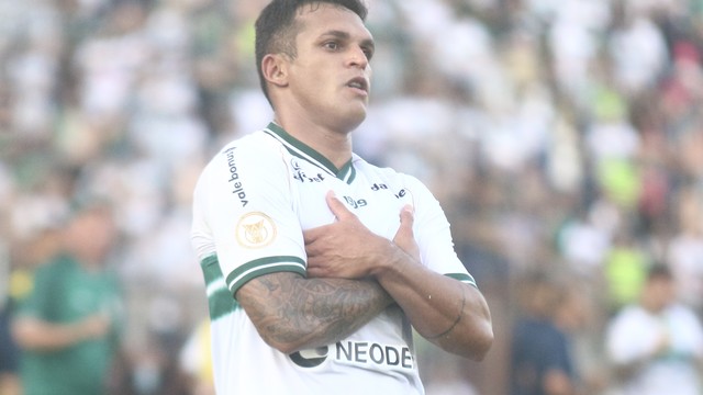 CORITIBA X CRUZEIRO - Robson jogador do Coritiba comemora seu gol durante partida contra o Cruzeiro no estádio Durival de Britto pelo campeonato Brasileiro A 2023.
