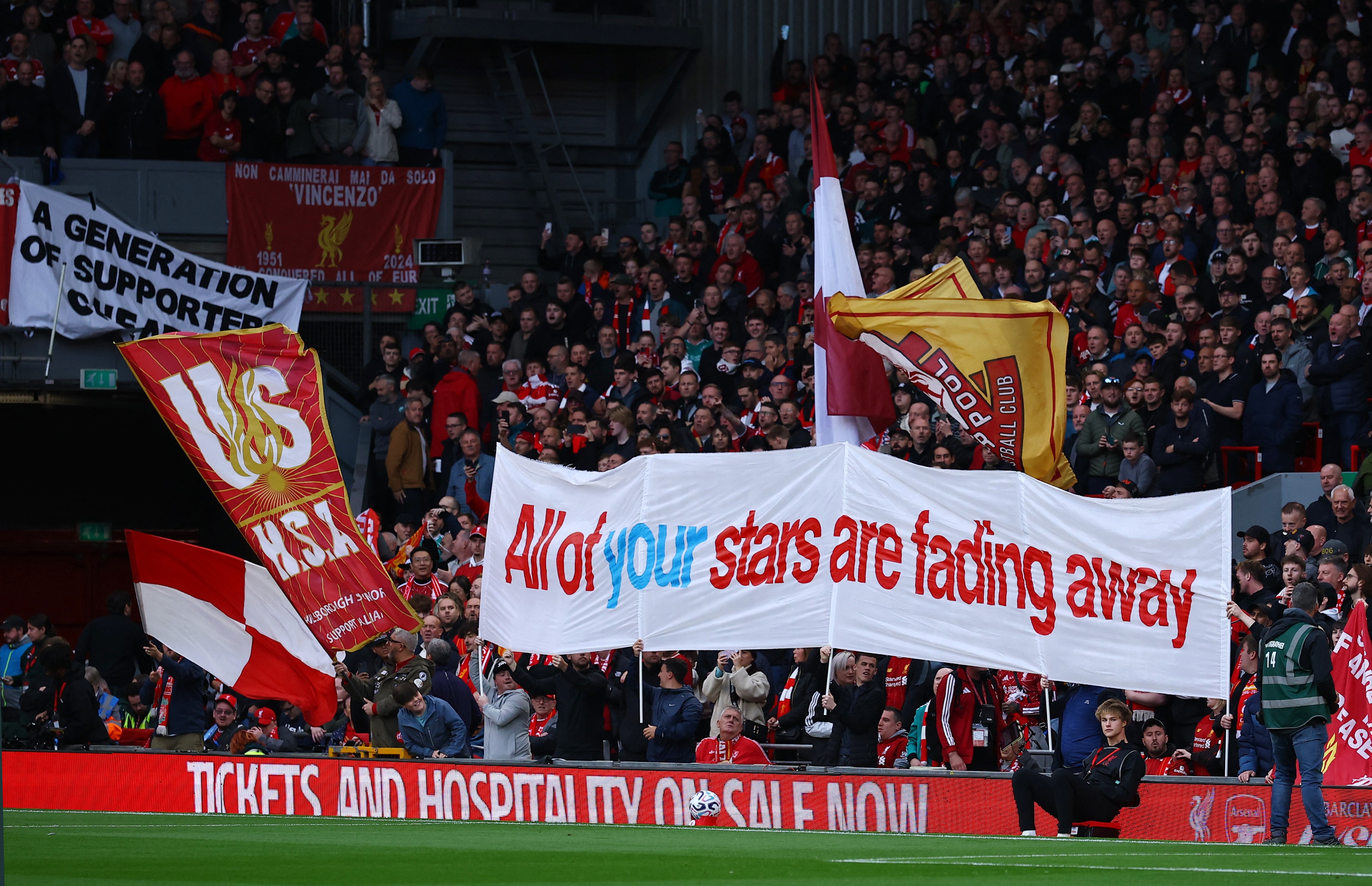 Torcida do Liverpool provoca o City em clássico por conta de condenação; veja fotos