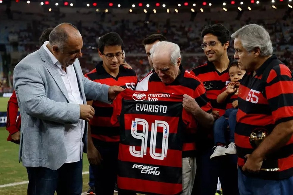 Evaristo de Macedo recebe homenagem do Flamengo no Maracanã, nos 90 anos — Foto: Divulgação